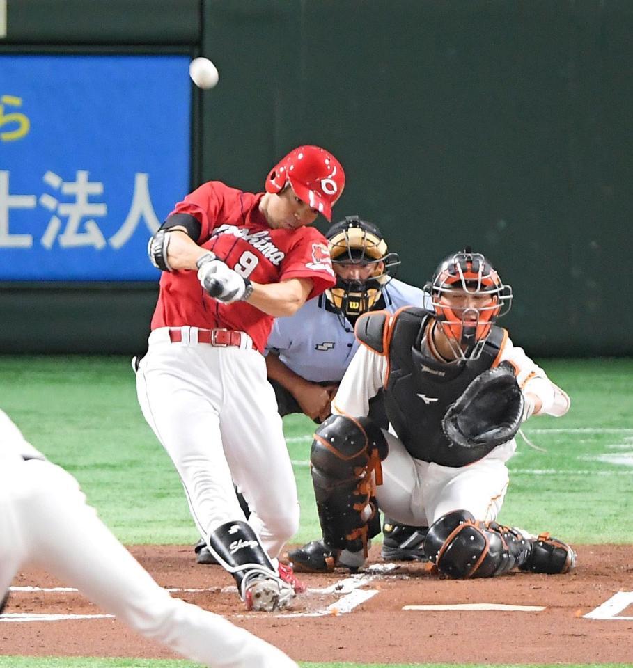 　１回、右中間へ２ランを放つ秋山（撮影・伊藤笙子）