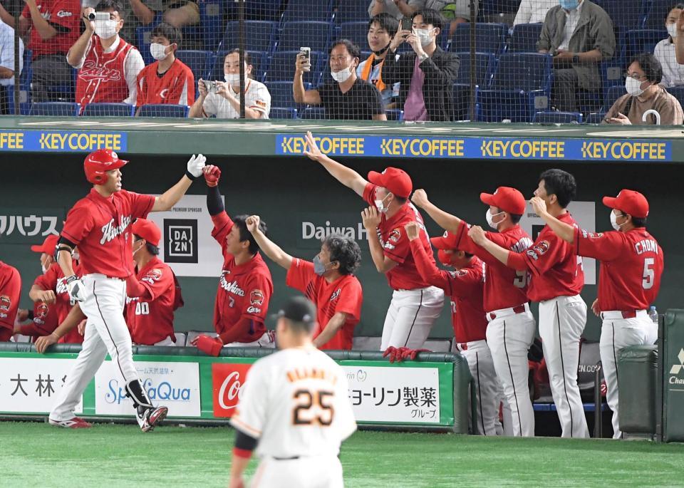 　１回、右中間へ２ランを放ち、ナインに祝福される秋山（撮影・伊藤笙子）