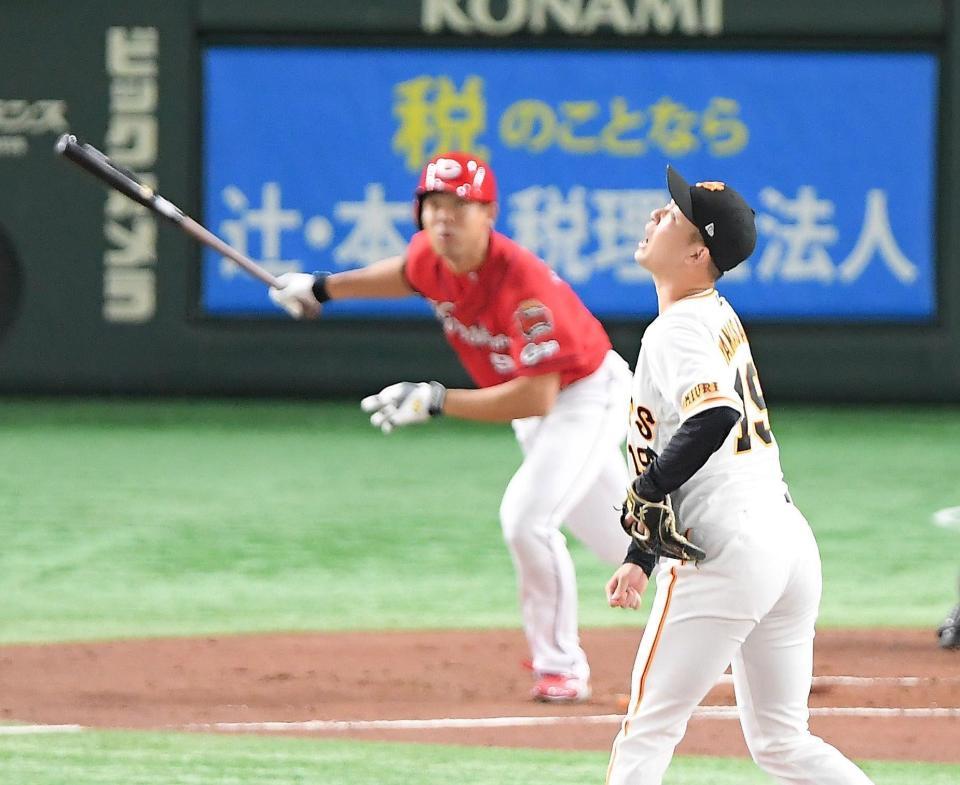 　１回、秋山（奥）に２ランを浴びた山崎伊（撮影・伊藤笙子）