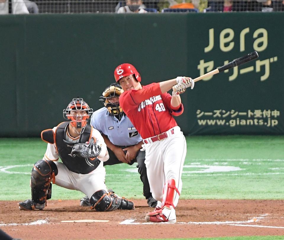 　１１回、左中間へ満塁ホームランを放つ磯村（撮影・伊藤笙子）