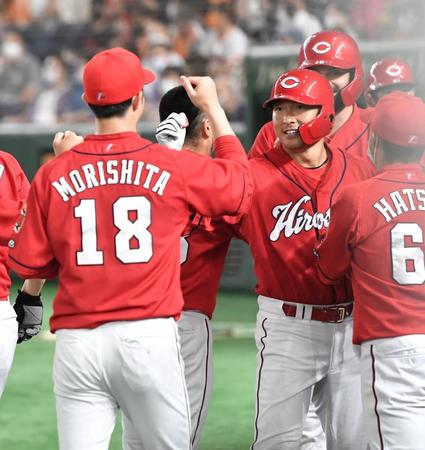 　３回、満塁本塁打を放ち、森下（左）らに祝福される長野（撮影・西岡正）