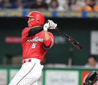 　３回、中越えに満塁本塁打を放つ長野（撮影・西岡正）