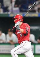 　９回、中前打を放つ長野（撮影・西岡正）