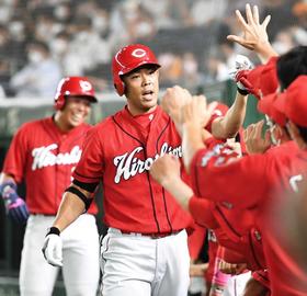 広島・秋山　待ってました鯉１号　日本で１０３６日ぶり　内角１４５キロ完ぺきに捉えた