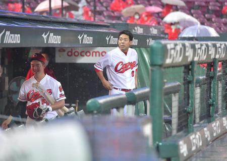 　中止が決まり引き揚げる秋山（右）と中村健（撮影・立川洋一郎）