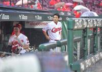 　中止が決まり引き揚げる秋山（右）と中村健（撮影・立川洋一郎）