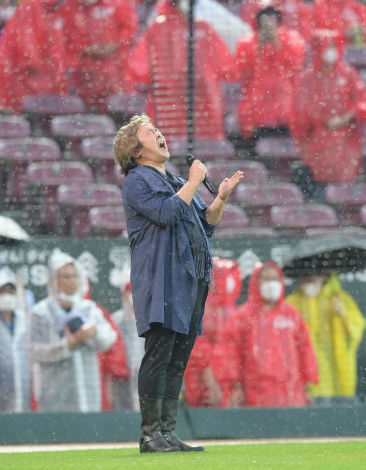 　国歌独唱する原田真二（撮影・立川洋一郎）