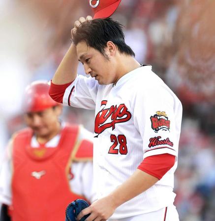 　２回、梅野の適時打で先制を許し、うつむきながらベンチへ戻る床田（撮影・立川洋一郎）