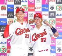 　お立ち台で笑顔を見せる薮田（左）と野間（撮影・立川洋一郎）