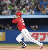 　４回、左前打を放つ秋山（撮影・棚橋慶太）