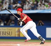 　６回、中前打を放つ秋山（撮影・棚橋慶太）