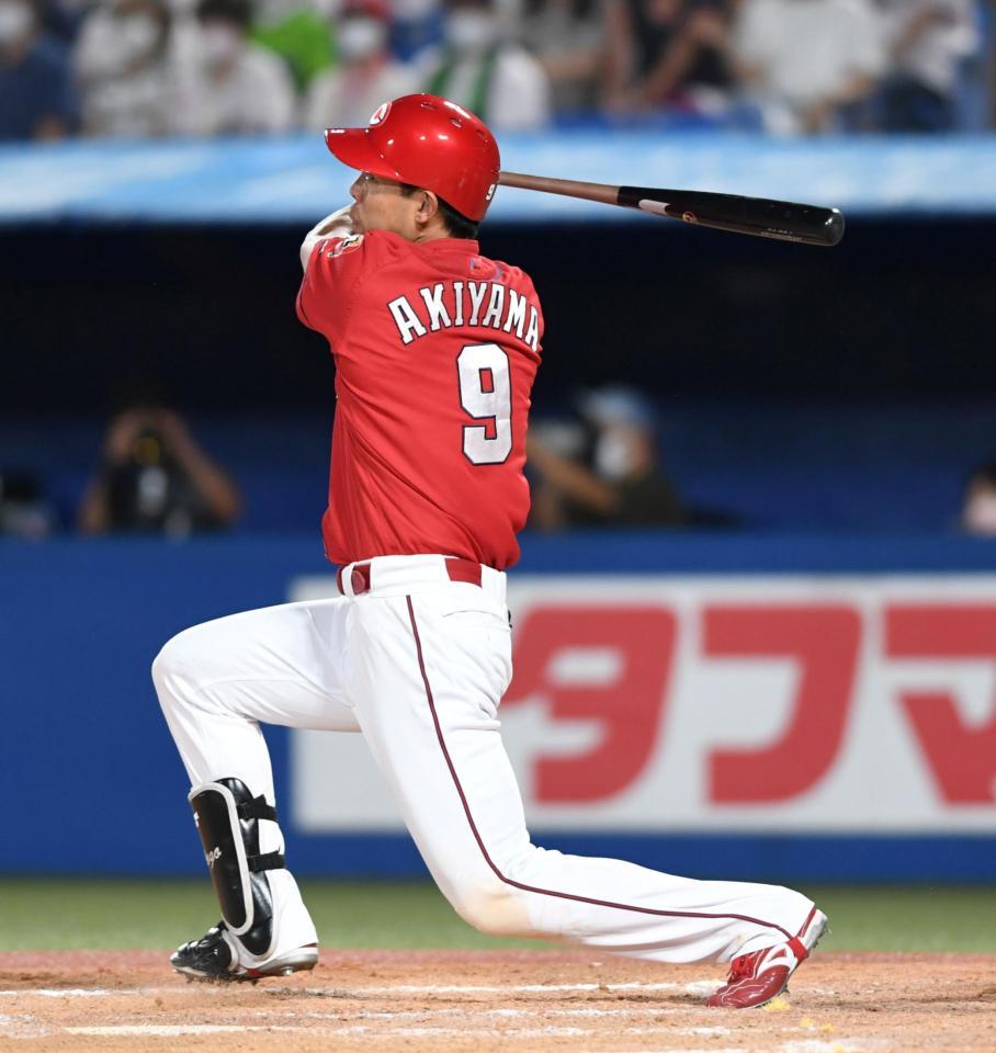 　８回、２ランを放つ秋山（撮影・棚橋慶太）