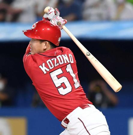 ９回、勝ち越しソロを放つ小園