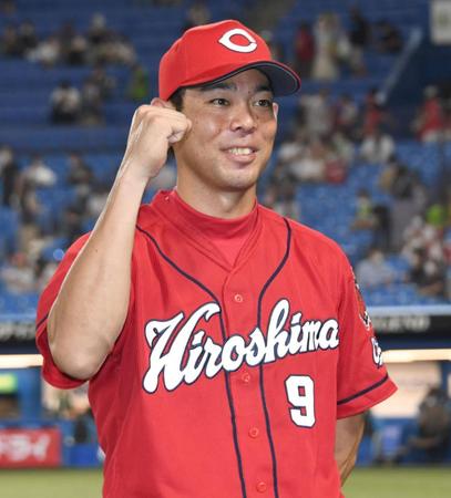 　ヒーローインタビューを終え、笑顔でガッツポーズする秋山（撮影・棚橋慶太）