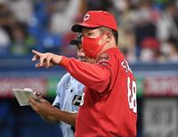 　選手交代を告げる佐々岡監督（撮影・棚橋慶太）