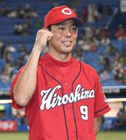 　ヒーローインタビューを終え、笑顔でガッツポーズする秋山（撮影・棚橋慶太）