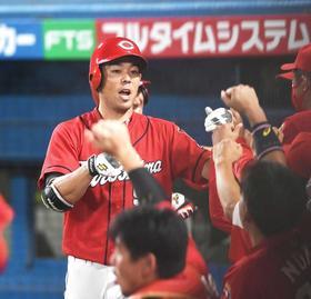 カープ秋山　千金同点２ラン２位浮上　初猛打賞４安打でヤクルト戦の連敗９でストップ