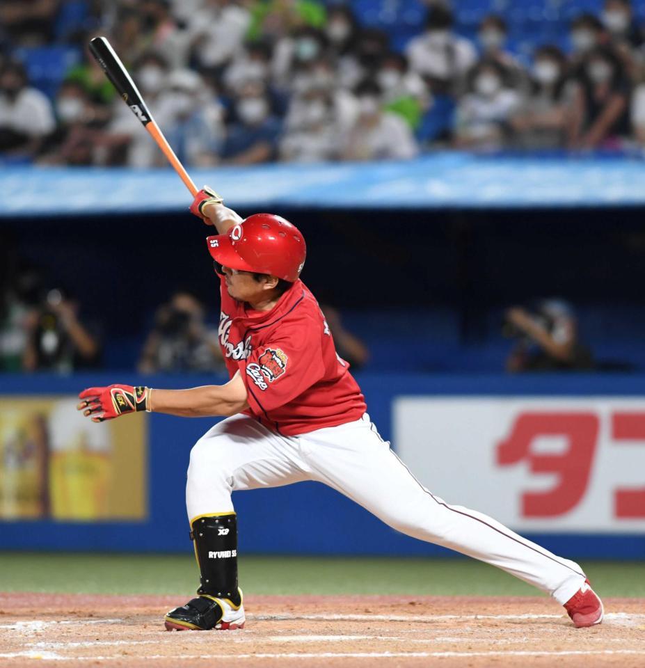 ９回、２ランを放つ松山