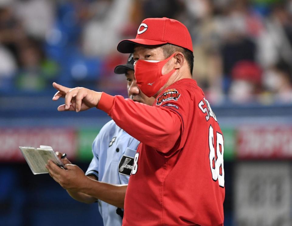 　選手交代を告げる佐々岡監督（撮影・棚橋慶太）