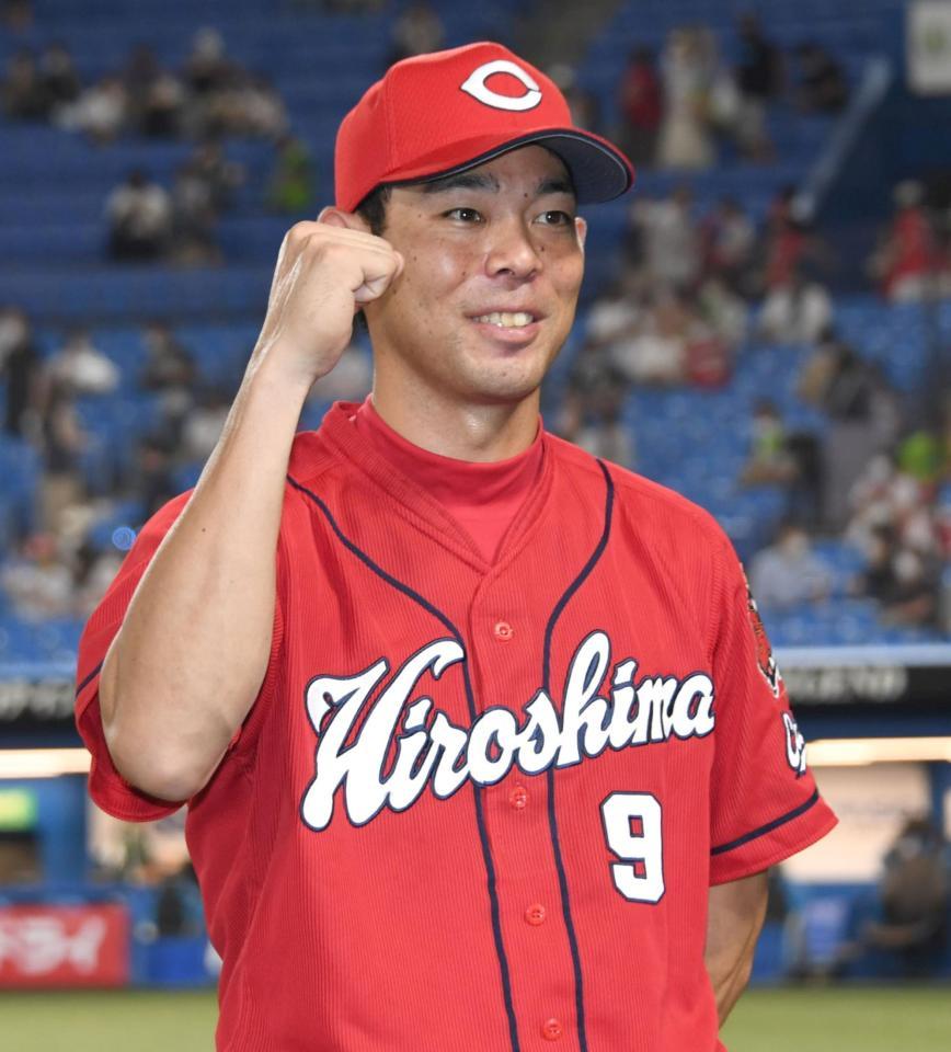 　ヒーローインタビューを終え、笑顔でガッツポーズする秋山（撮影・棚橋慶太）