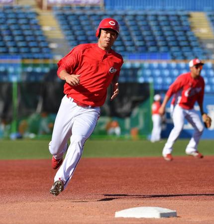 　走塁練習をする秋山（撮影・佐々木彰尚）