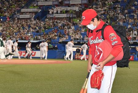 　球場を引き揚げる九里（撮影・佐々木彰尚）