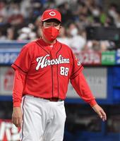 　６回、投手交代を告げた佐々岡監督（撮影・佐々木彰尚）