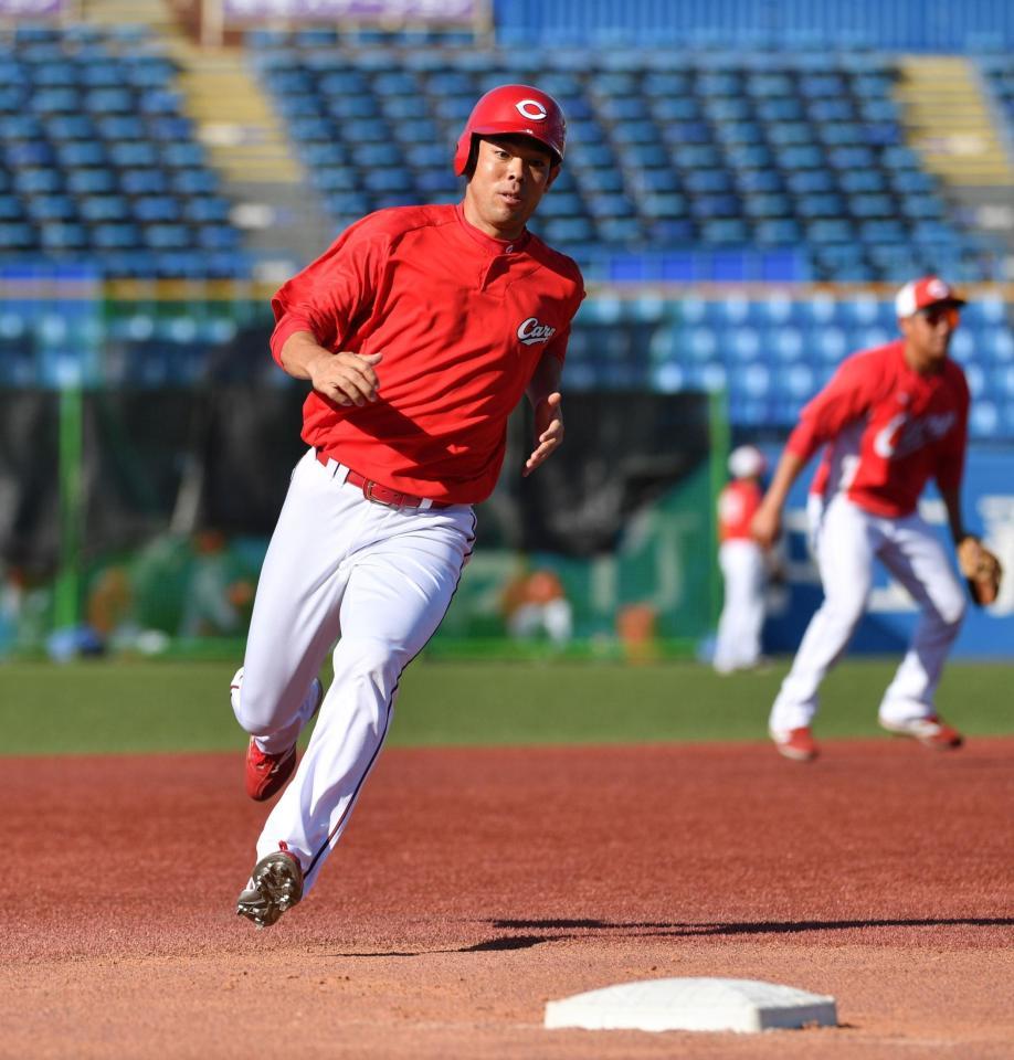 　走塁練習をする秋山（撮影・佐々木彰尚）