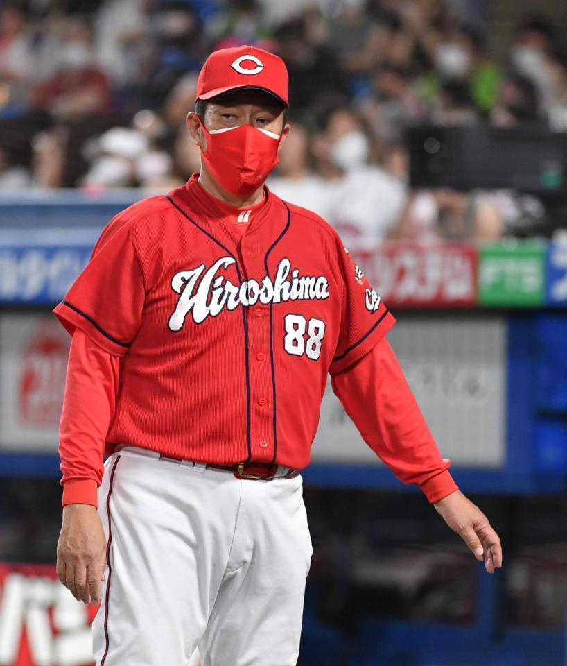 　６回、投手交代を告げた佐々岡監督（撮影・佐々木彰尚）