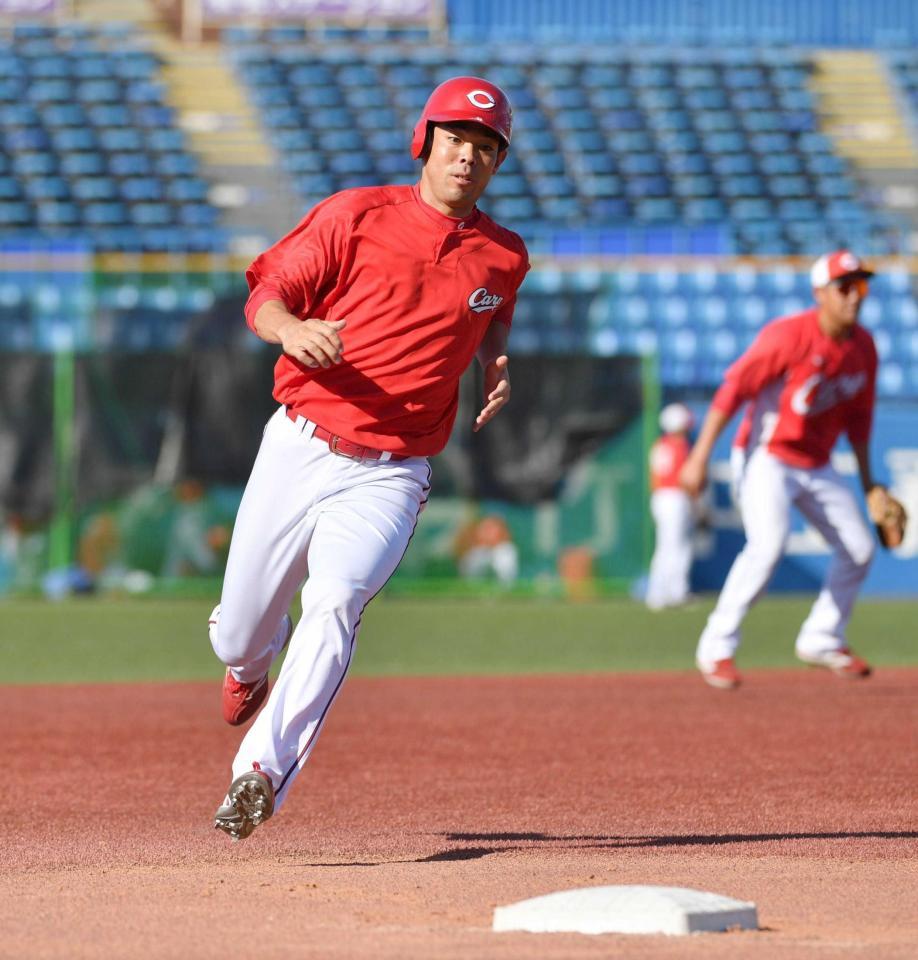 　試合前、走塁練習をする秋山（撮影・佐々木彰尚）