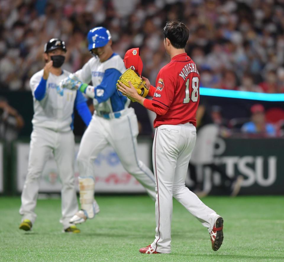 　サヨナラ本塁打を放った日本ハム・清宮を祝福する広島・森下（撮影・神子素慎一）