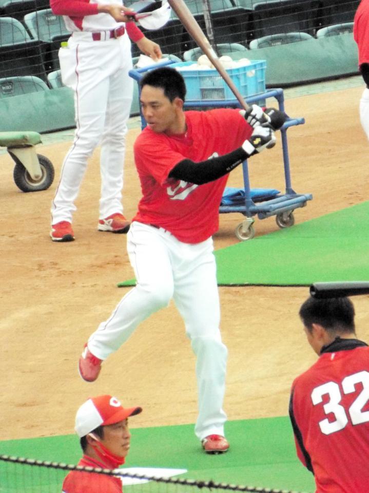 　ティー打撃を行う秋山