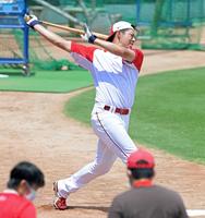 　全体練習後に居残りでロングティーをして汗を流す野間