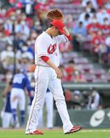 　１回、阿部に先制の右犠飛を打たれ肩を落とす大瀬良（撮影・立川洋一郎）