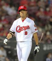 　７回、空振り三振に倒れ悔しそうな表情でベンチへ引き揚げる秋山（撮影・立川洋一郎）