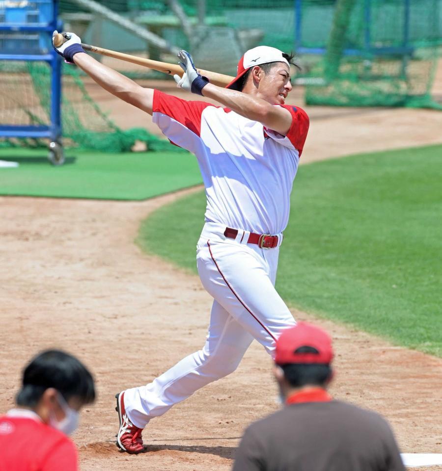 　全体練習後に居残りでロングティーをして汗を流す野間