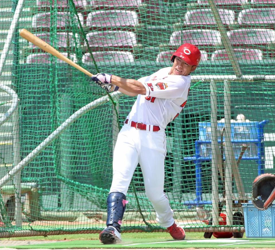 　フリー打撃で快音を響かせる野間（撮影・立川洋一郎）