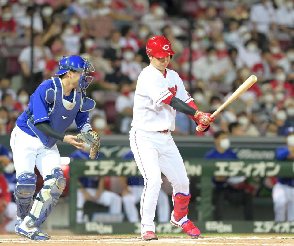 　６回、空振り三振に倒れる代打・堂林（撮影・立川洋一郎）