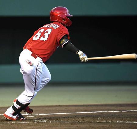 　４回、安打を放つ西川（撮影・石井剣太郎）