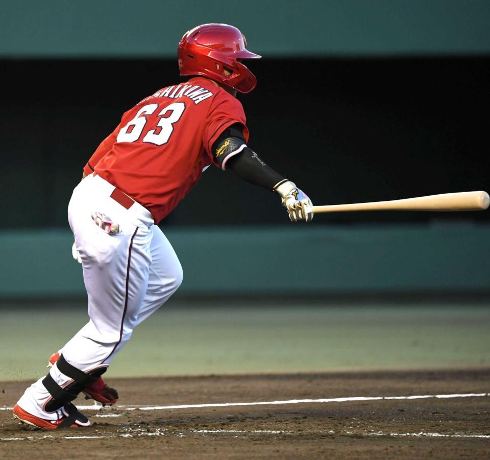 　４回、安打を放つ西川（撮影・石井剣太郎）