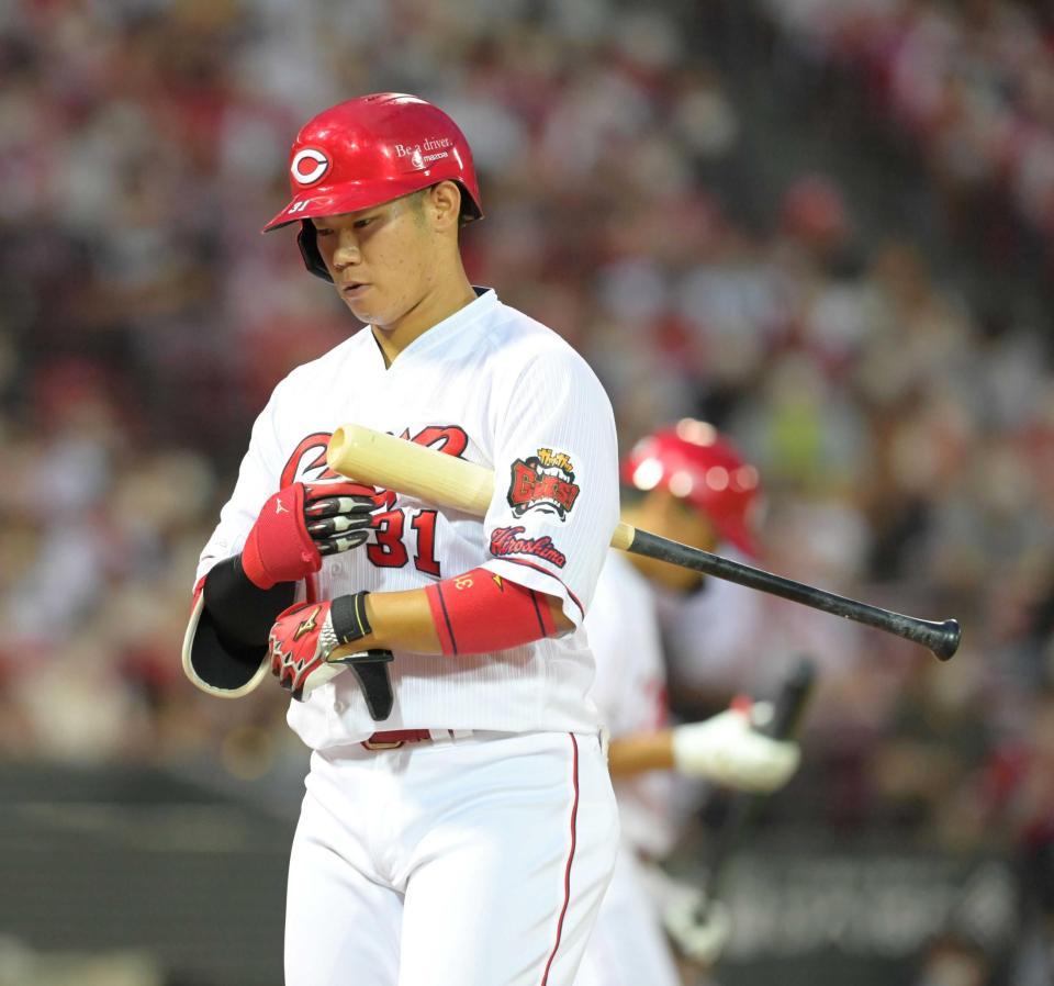 　４回、空振り三振に倒れて引き揚げる坂倉