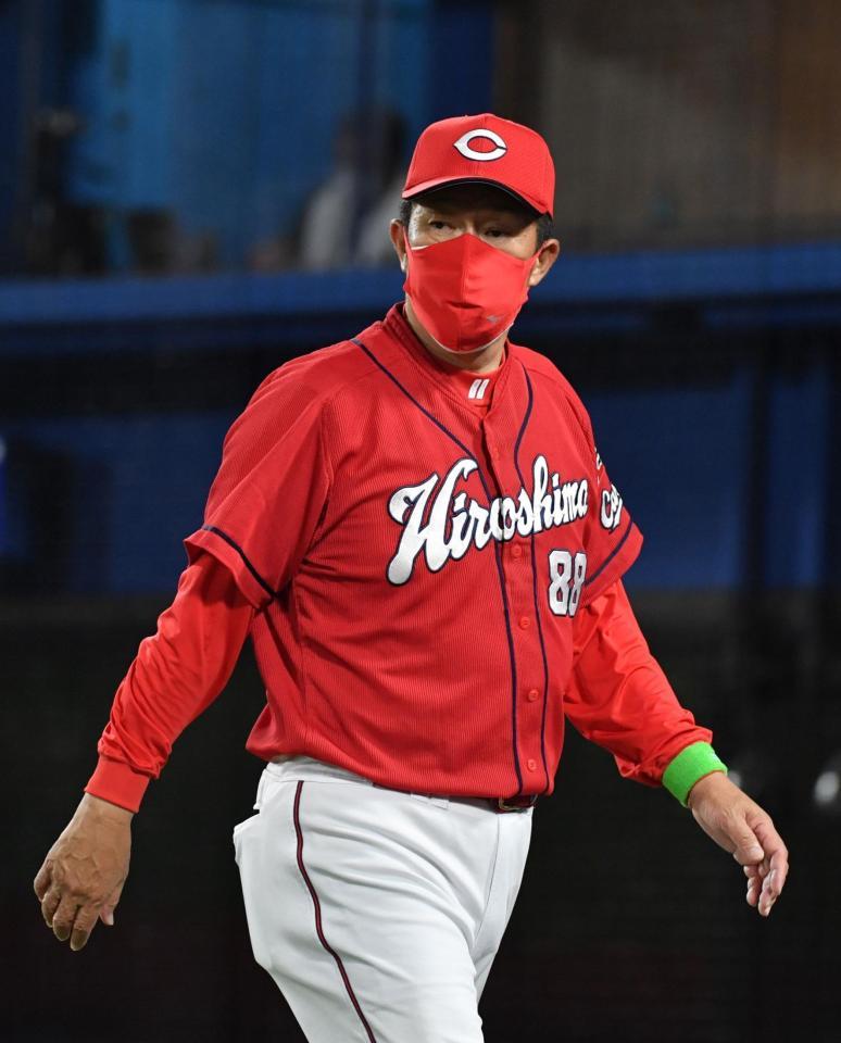 　８回表終了時、選手交代を告げた佐々岡監督（撮影・佐々木彰尚）