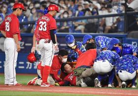広島・床田が担架で搬送　打席から走り出した直後に転倒