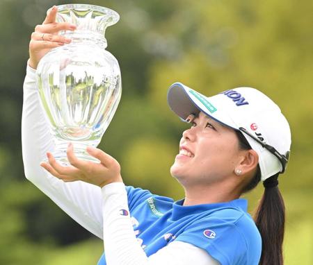 楽天スーパーレディースで優勝し、うれしそうにカップを見つめる勝みなみ＝７月３１日