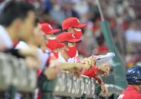 　９回、スコアボードに目を向ける佐々岡監督（撮影・立川洋一郎）