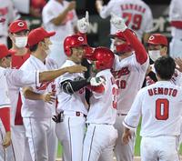 　９回、サヨナラ打を決めた秋山は菊池涼と抱き合って歓喜する（撮影・田中太一）