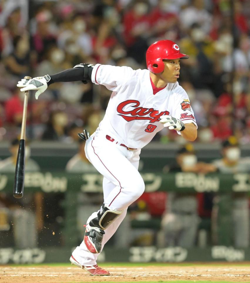 　９回、右前へサヨナラ打を放つ秋山（撮影・立川洋一郎）