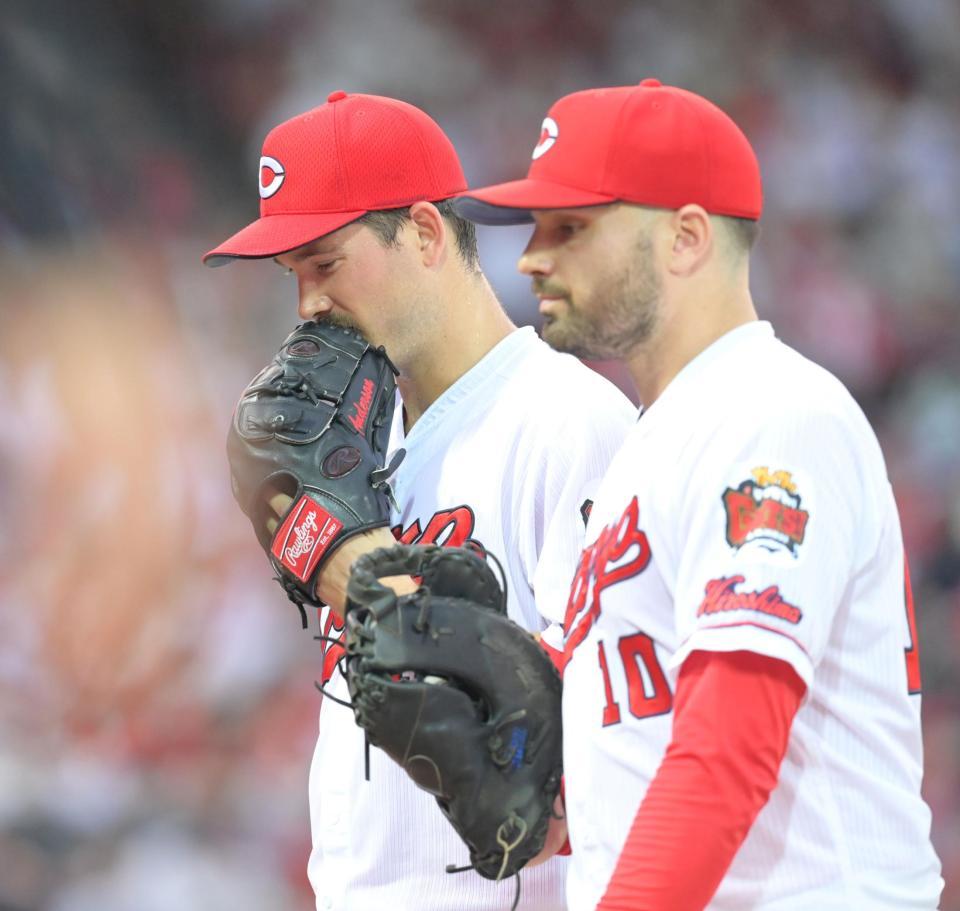 　３回に追加点を奪われて３失点。力なくベンチへ引き揚げるアンダーソン。右はマクブルーム（撮影・立川洋一郎）