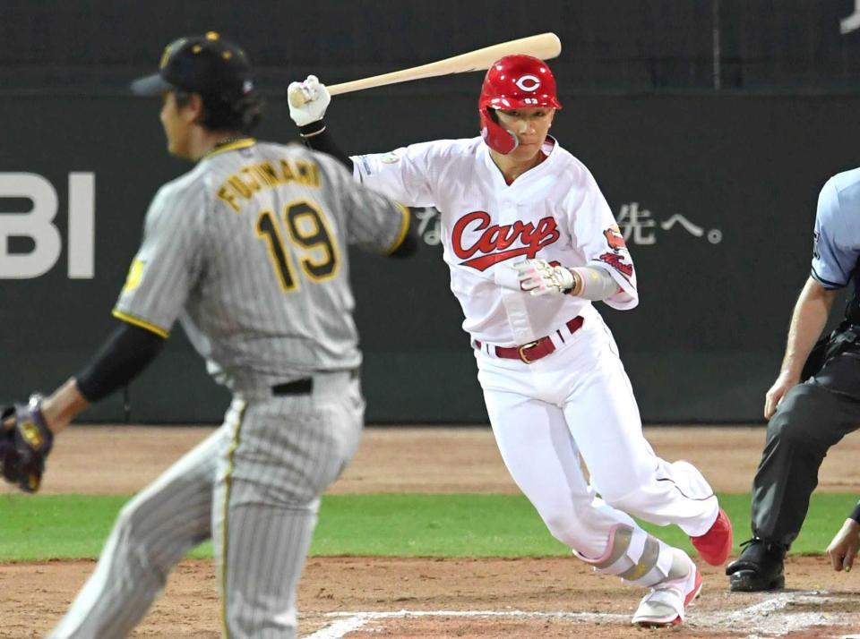 　７回、藤浪（左）から中前打を放つ西川