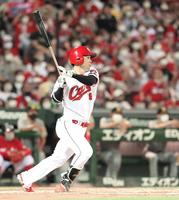 　７回、右中間へ二塁打を放ち、日米通算１５００安打を達成した秋山（撮影・立川洋一郎）